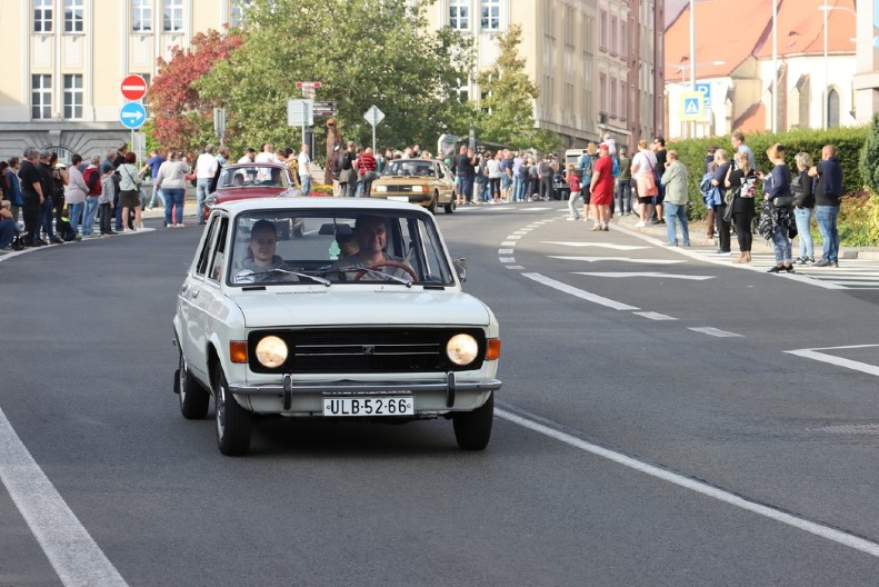 SRPSKA OLDTAJMER BERZA JE PRAVI HIT Obožavaoci stojadina, tristaća i renoa 4 imaju šta da vide i kupe