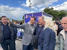 SINIŠA MALI U ZAGRLJAJU SVOG NARODA! ''Ovo je moj život, ovo je prava Srbija'': Svi stoje u redu da se fotografišu sa njim (FOTO/VIDEO)