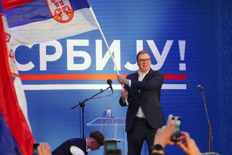 VUČIĆ I TROBOJKA SRBIJE Najmoćnija slika iz Niša, predsednik zahvalio na ogromnoj ljubavi i podršci