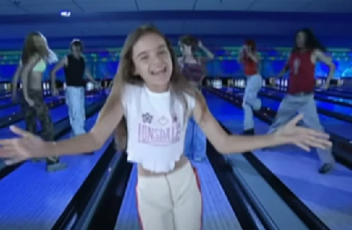 PROGLASILI JE MRTVOM, A SADA JOJ PRETI DA ĆE BITI IZBAČENA Devojčica sa slike je zvezda sa Evrovizije, niko je ne bi prepoznao (FOTO)