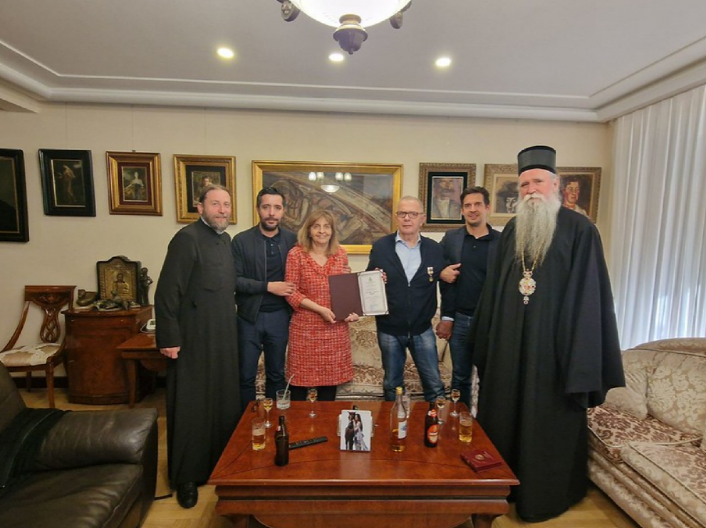 Mitropolit Joanikije uručio u Beogradu Orden Svetog Petra Drugog Lovćenskog Tajnovidca Đorđu i Nadi Momirović