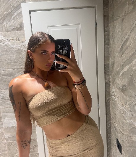 "GROBARI" ĆE BITI ODUŠEVLJENI Atraktivna rumunska teniserka sluša Partizanove pesme u sred Zagreba