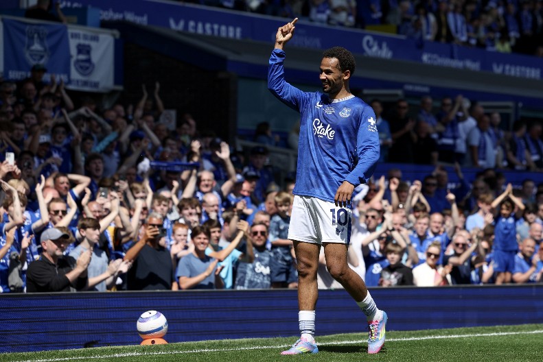 JEDNA OD NAJEMOTIVNIJIH UTAKMICA U PREMIJER LIGI Suze i pesma navijača: Šou Evertona za oproštaj od "Gudison parka"