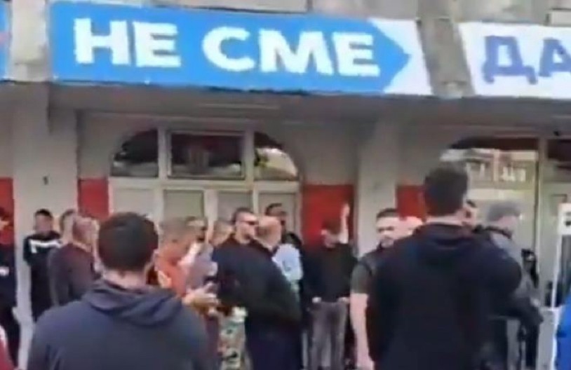 BLOKADERI FOTELJAŠI PREVRŠILI SVAKU MERU Novo nasilje u Novom Sadu, smetaju im i ljudi koji mirno stoje!