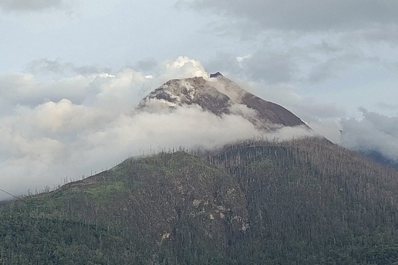 OSAM ERUPCIJA TOKOM VIKENDA, PEPEO LETEO KILOMETRIMA U VIS! Najviši nivo uzbune zbog vulkana u Indoneziji
