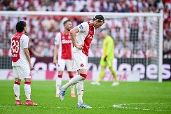 SRAMOTAN POTEZ ŠOKIRAO FUDBALSKI SVET Napadač Ajaksa potpuno "poludeo" i udario kameru: Pobesneo zbog izgubljene titule (VIDEO)