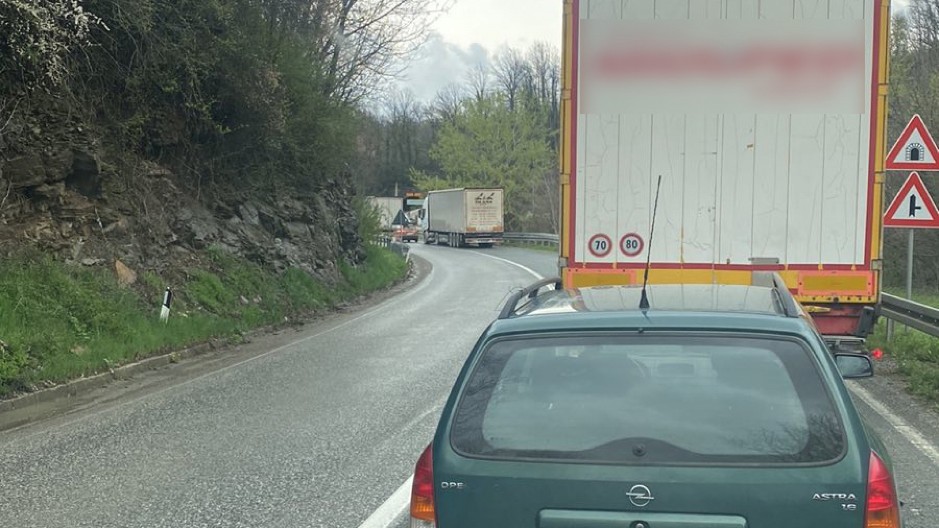 VOZAČI PAŽNJA! SUDARILI SE KAMION I AUTOBUS U KRIVINI Saobraćaj u prekidu na ovoj deonici