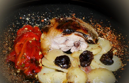 PILETINA SA SLANINOM I SUVIM ŠLJIVAMA Specijalitet koji budi sva čula, neponovljivog ukusa