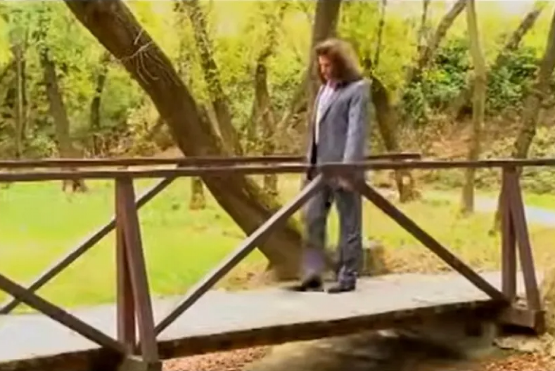 NAJJEFTINIJA PESMA NA ESTRADI NAPISANA U JAVNOM TOALETU Pevač postao hit zbog snimka, a onda je bolnim detaljima rasplakao region!