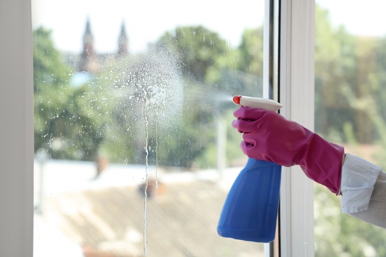 STAKLO BLISTA BEZ TRUNKE MUKE 1 sastojak iz kuhinje pere prozore bolje od sirćeta, ne treba vam ni krpa