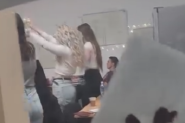 KAMERA SNIMILA ŠTA BLOKADERI RADE NA FILOZOFSKOM FAKULTETU U NIŠU: Ovako oni žale nastradale u Novom Sadu (VDEO)