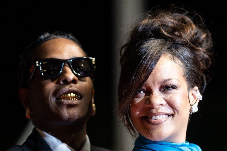 RIJANA ZAPALILA KAN Pevačica istakla trudnički stomak u plavoj toaleti, a ni dečko nije razočarao, pogledajte ovaj stil