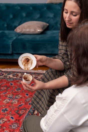 LUDILO U GRČKOJ Razvela se jer joj je AI „VIDEO“ PREVARU U TALOGU KAFE