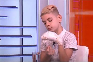 SEĆATE LI SE KONSTANTINA KOJEM JE  EKSPLODIRALA PETARDA U RUCI Lekari su mu amputirali dva prsta, a evo čime se ovaj dečak sada bavi