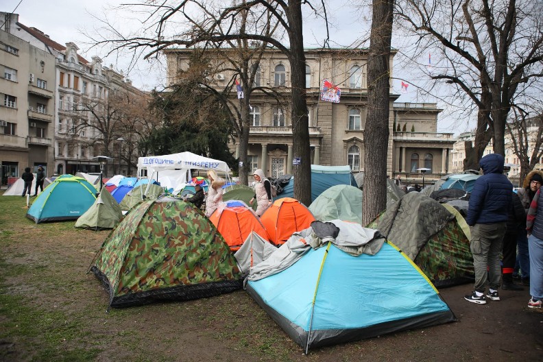 BLOKADERI FOTELJAŠI NAJAVILI NASILJE I SILEDŽIJSTVO NA BEOGRADSKIM ULICAMA! Smetaju im studenti koji hoće da uče, prete blokadama i rušenjem države