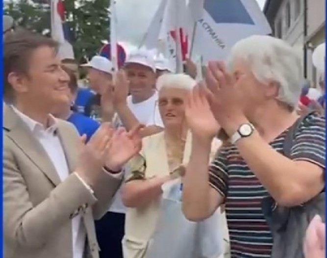 ANA BRNABIĆ UPOZNALA LEGENDARNU BAKU IZ KOSJERIĆA: "Čuvajte Vučića, moramo da se borimo" (VIDEO)
