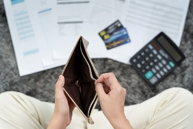 AKO VAM JE NOVČANIK OVE BOJE – ODMAH GA ZAMENITE Veruje se da vam blokira finansijski uspeh