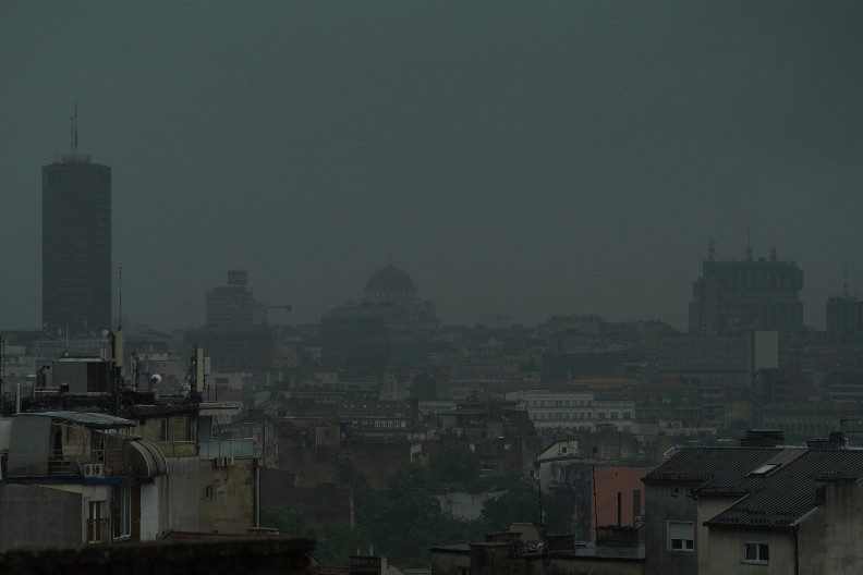 CRNO NEBO NAD BEOGRADOM! Zastrašujuće slike nevremena koje pustoši prestonicu, izdata SVA moguća upozorenja! (FOTO)