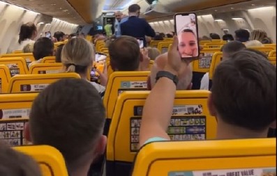 NEVIĐENA DRAMA U AVIONU, PUTNICI VRIŠTALI OD STRAHA Pijana žena PODIVLJALA i uputila JEZIVE PRETNJE, kamera sve zabeležila! (VIDEO)