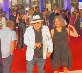 ŠERBEDŽIJA GRUBO ODGURNUO ČOVEKA Napravio skandal na crvenom tepihu, ljudi u šoku!