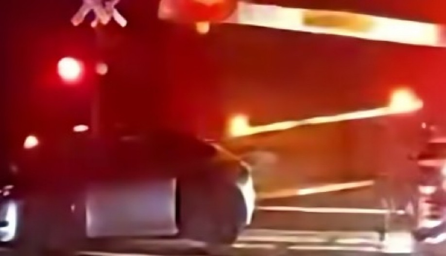 SNIMAK LEDI KRV U ŽILAMA, OD SMRTI GA DELIO TRENUTAK Policajci heroji izvukli muškarca iz auta svega nekoliko sekundi pre KATASTROFE