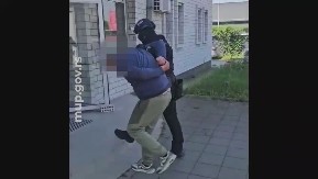 KUBANAC (28) NA NOVOM BEOGRADU TUKAO SUPRUGU, PA JE OBORIO NA POD I POKUŠAO DA JE UDAVI! Iživljavao se naočigled dece!