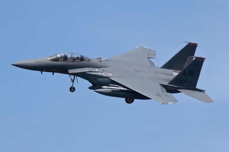 IMA PRISTUPAČNU CENU Snimljeno je kako borbeni avion F-15E postaje tvrđava u vazduhu