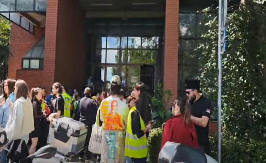 BLOKADERI SE "OLUPALI" NA PLENUMU, SAD KUKAJU ZA PODRŠKU GRAĐANA Bez saglasnosti u blokadi Bogoslovskog fakulteta