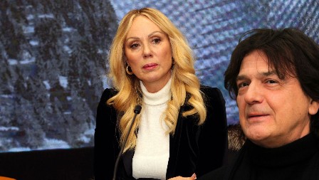 ŠTA SE DESILO IZMEĐU ČOLE I LEPE BRENE? Pevali zajedno, dodirivao je po butini, a onda ju je pred svima žestoko ispalio!