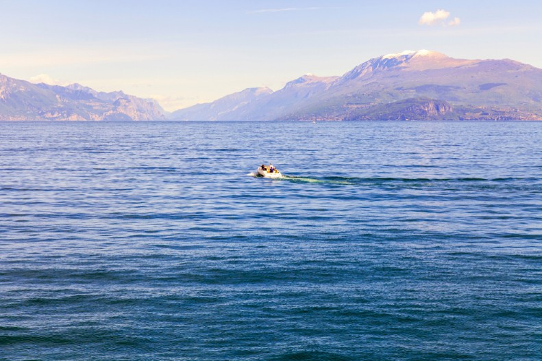 LJUDI OD JAČINE DETONACIJE ODLETELI U VODU U eksploziji čamca povređeno 11 osoba, uključujući dvoje dece (FOTO/VIDEO)