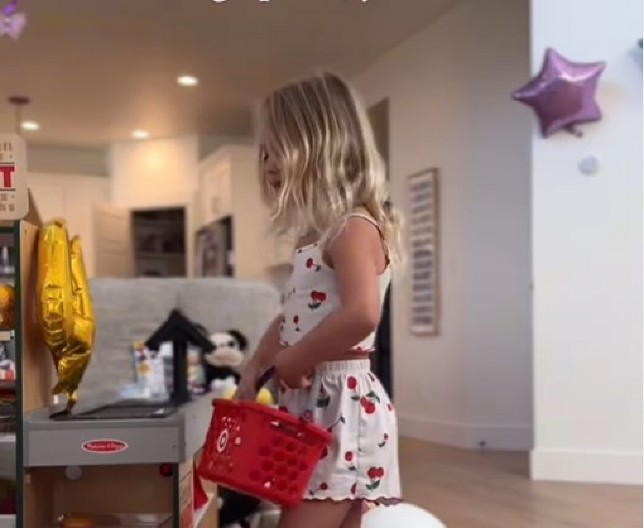 TATA SE NAMUČIO DA ĆERKI (2) NAPRAVI FRIZURU Na pitanje da li joj se sviđa, njena reakcija je urnebesna!