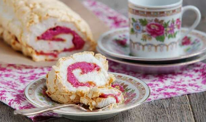 BEZE ROLAT SA MALINAMA Sa hrskavom korom i kremastim filom, popraviće vam dan u trenu