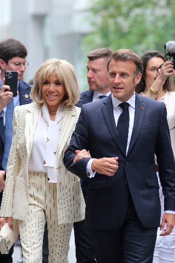 EMANUEL I BRIŽIT MAKRON U JAVNOSTI NAKON ČUVENOG ŠAMARA Sve oči uprte u njih, evo kako su se ponašali (FOTO)