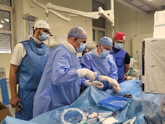 ŠOK U OPERACIONOJ SALI: Iz bubrega mu izvađeno 35 kamenčića – sve zbog pića koje svi pijemo