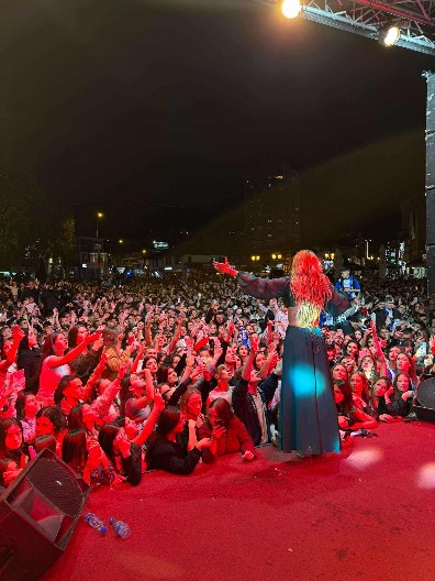 OD 50.000 LJUDI, JEDAN JE NAPAO Teu Tairović gađao jajima, njen muž Ivan odmah je reagovao, evo šta je uradio na bini (VIDEO)