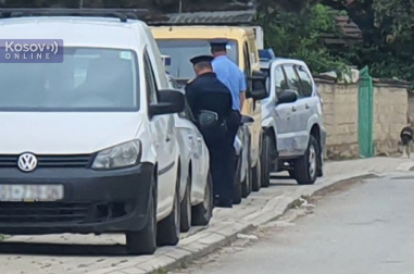 KURTI MALTRETIRA SRBE I NA SPASOVDAN Lažna policija ispred prostorije Pošte Srbije u Prilužju "SEJU STRAH DA OTERAJU NAROD"