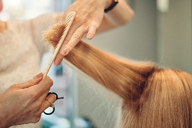 FRIZURA KOJA PODMLAĐUJE Frizer poznatih ističe da kosu čini bujnom i briše godine s lica!