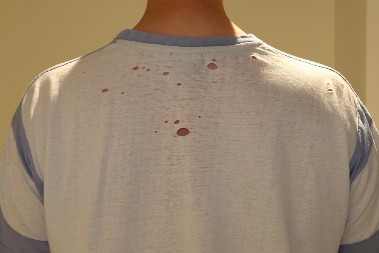 DA LI SE I VAMA POJAVLJUJU MISTERIOZNE RUPICE NA MAJICAMA? Krivac nije ni moljac ni veš mašina, već OVO!