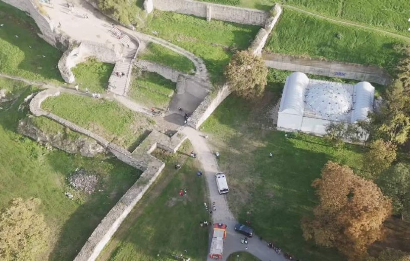 DRAMA NA KALEMEGDANU! Maturanti izazvali požar tokom proslave, vatrogasci još gase vatru