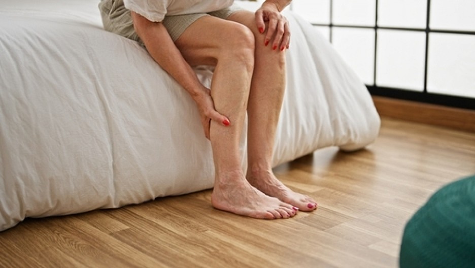 POVIŠEN HOLESTEROL MOŽETE PREPOZNATI GLEDAJUĆI SVOJE NOGE  Ova promena je znak da imate ozbiljan problem