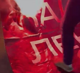 "PROPALI NAČISTO, UBILI VAS ĆACI U POJAM" Blokaderi okačili zastavu na Pravni fakultet: Pobeda vam trajala kraće od jogurta na akciji