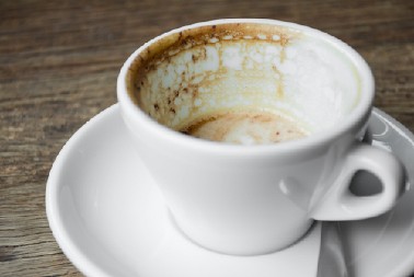 FLEKA NESTAJE ZA 90 SEKUNDI  Evo kako da se rešite upornih mrlja od kafe bez besomučnog trljanja sunđerom