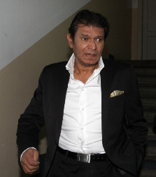 "POKIDAO JE SVE CEVČICE SA VRATA" Sinanova ćerka na dan godišnjice smrti objavila potresnu fotografiju iz bolnice, ovako je proveo poslednje dane (FOTO)