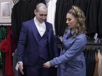 VODITELJKA DODIRIVALA TAKMIČARA PO INTIMNIM DELOVIMA TELA! Skandal u emisiji, ovo niko nije očekivao od nje (VIDEO)