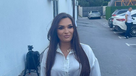 MUŽ PEVAČICE IZNENADIO POTEZOM PRED KAMERAMA Stigao na proslavu, pa ostavio ženu, zna se i zašto