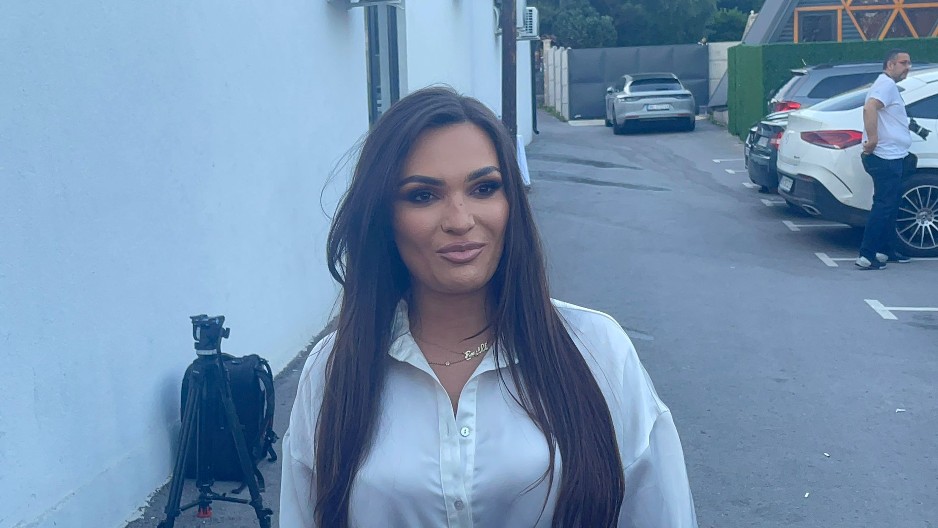 MUŽ PEVAČICE IZNENADIO POTEZOM PRED KAMERAMA Stigao na proslavu, pa ostavio ženu, zna se i zašto