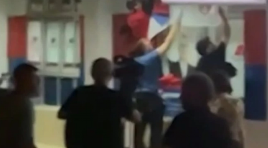 SKANDAL U NOVOM SADU, BLOKADERI DEMOLIRALI PROSTORIJE SNS Čupali su zastave Srbije i lomili prozore!