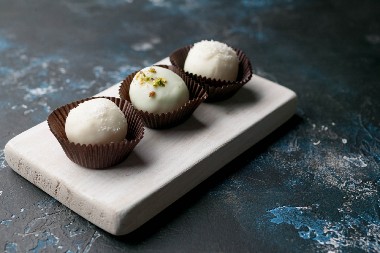 NEODOLJIVE BELE PRALINE Prave se od samo 2 sastojka, a tope se u ustima