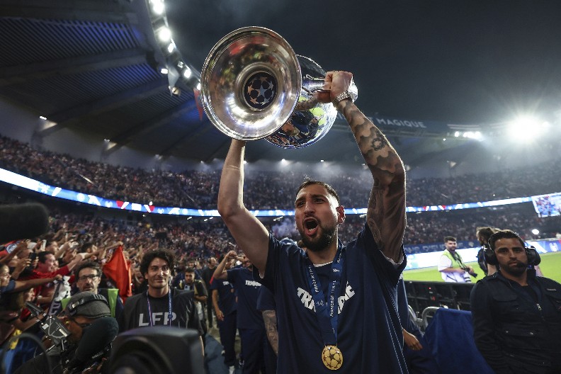 RASPLAKA ČOVEK ČITAVU SRBIJU Donarumina emocija i posveta pehara Lige šampiona Siniši Mihajloviću (VIDEO)