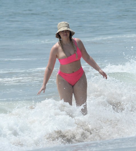 ISKRU HTELI DA UNIŠTE NA POČETKU KARIJERE, A SADA SE "JEDU" OD MUKE  Živi kao kraljica, leži na milionima i briga je apsolutno za sve!